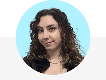 Ritratto di Elisabetta Bastianello che celebra 10 anni di direzione di Dlubal Software in Italia.