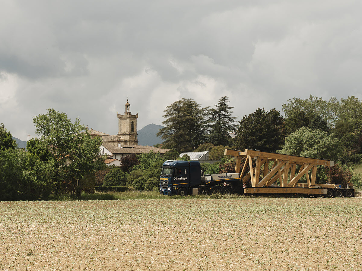Trasporto della sezione di una passerella pedonale da parte del team di Madergia.