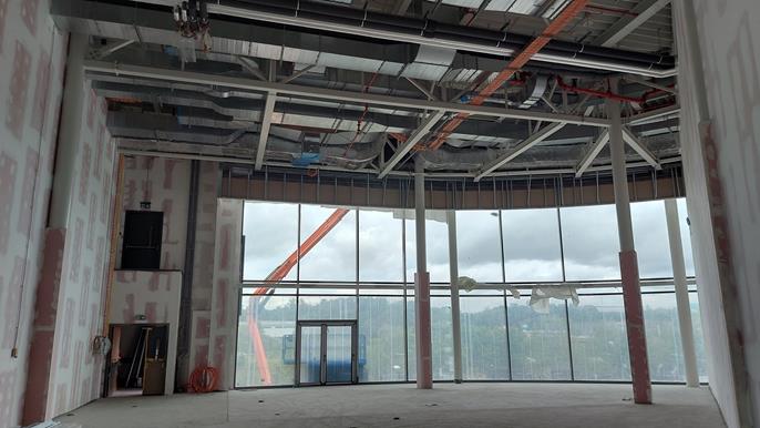 Struttura in acciaio dell'ampliamento di un centro commerciale con copertura piana e lucernario