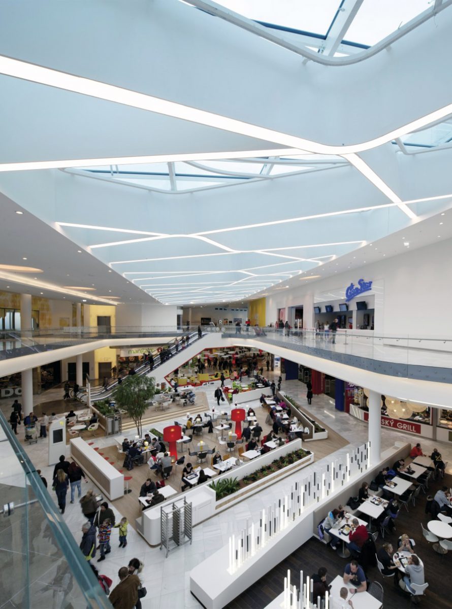 Struttura in acciaio per ampliamento di centro commerciale con lucernario e piano intermedio