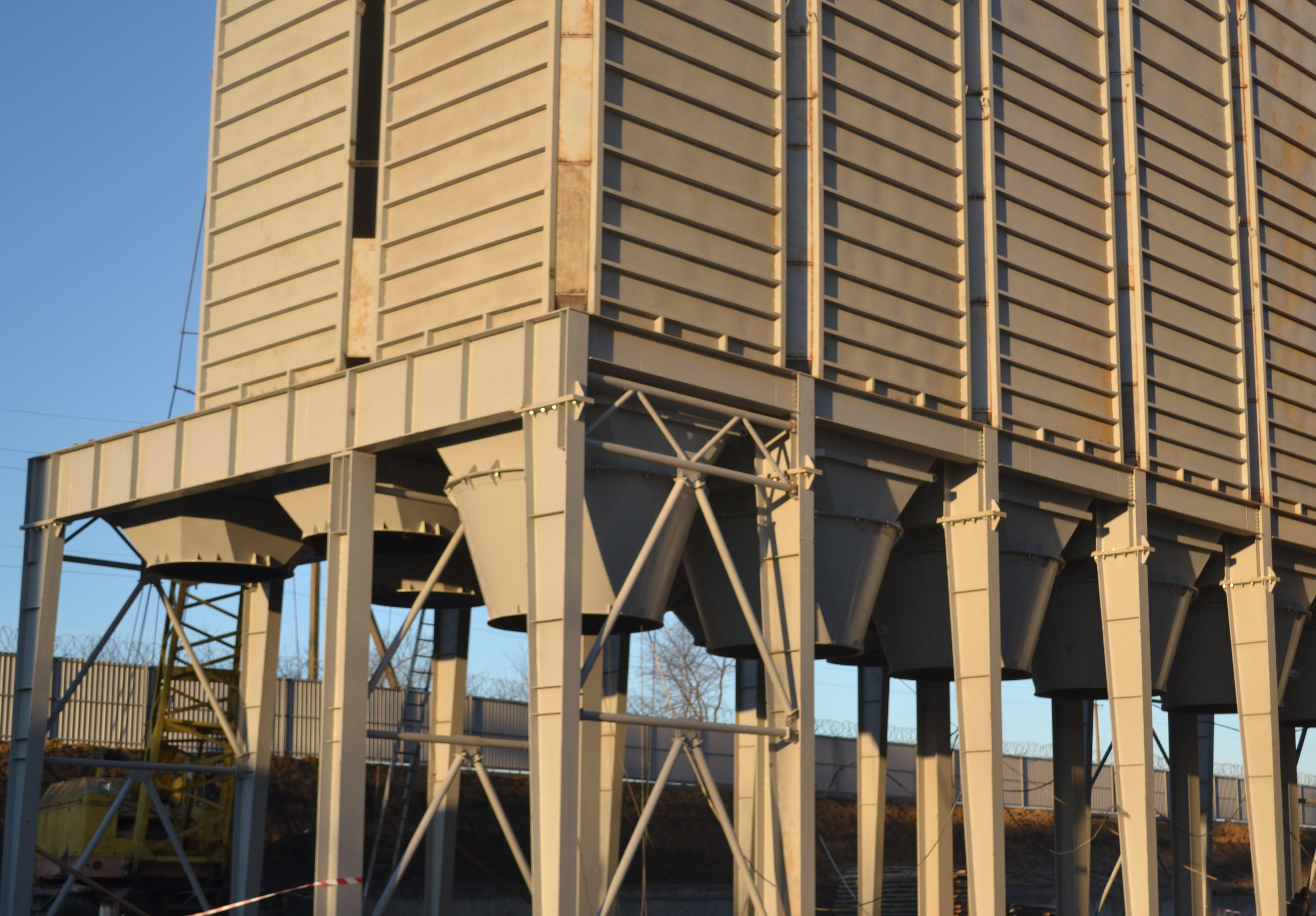 I silos in acciaio sono completamente rivestiti e mostrano uno stile industriale moderno.