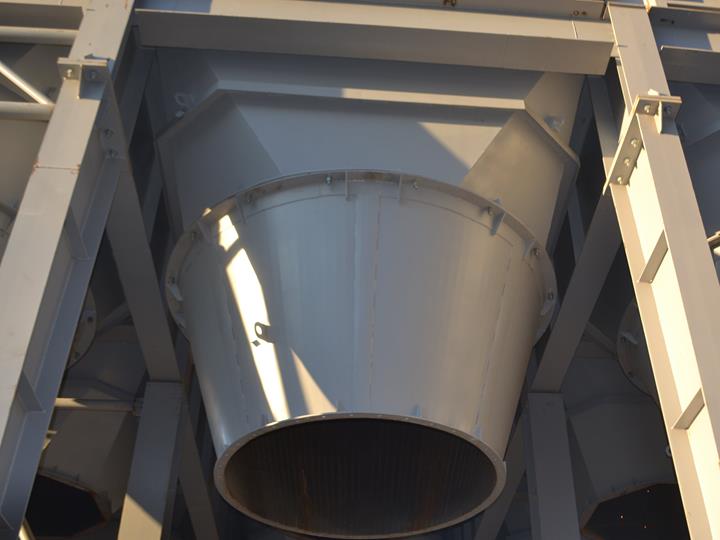 Vista dettagliata dello sbocco di un silo in un impianto industriale. Foto di PPVP KARKAS.