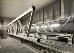 Progetto di un ponte pedonale nello stabilimento per la verniciatura | © ACML