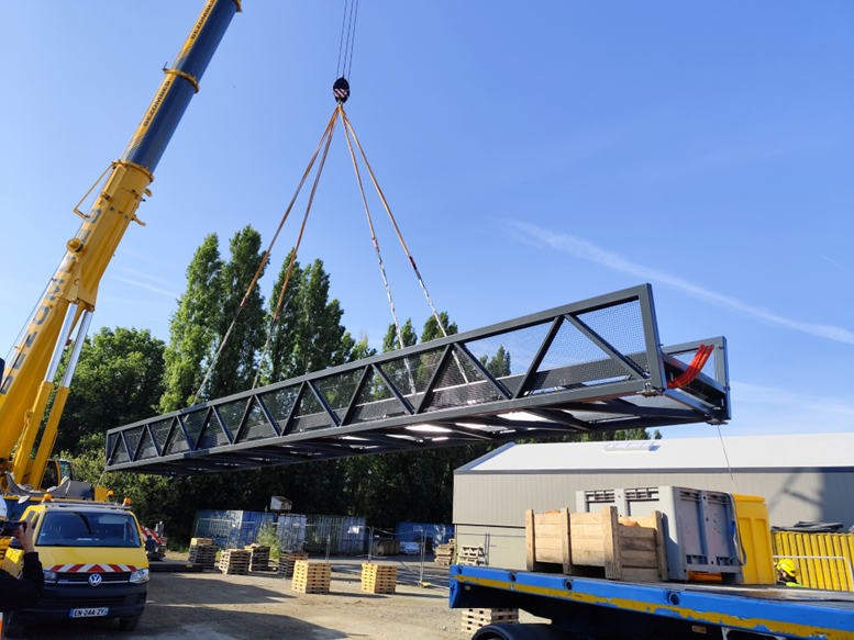 Sollevamento di un ponte pedonale in cantiere | © ACM
