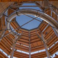 Vista interna della torre panoramica mostra una struttura in legno a spirale