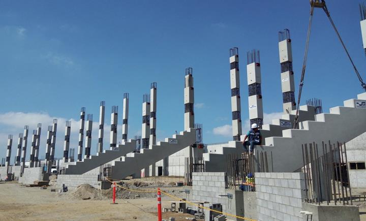 Vista della struttura in costruzione di uno stadio di calcio