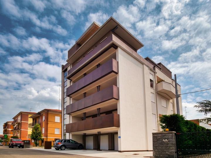 Edificio di sei piani in legno a strati incrociati (XLAM) a Modena, Italia, progettato da Ergodomus.