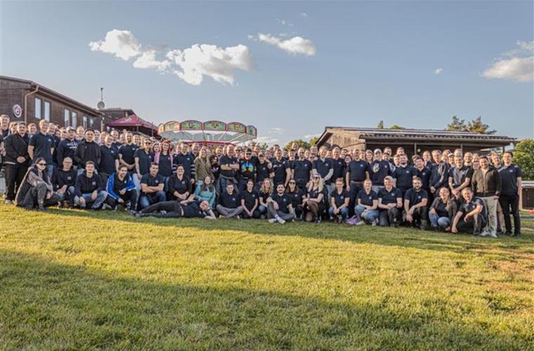 Team aziendale durante un viaggio a Pilsen nel 2025, foto di gruppo rilassata.