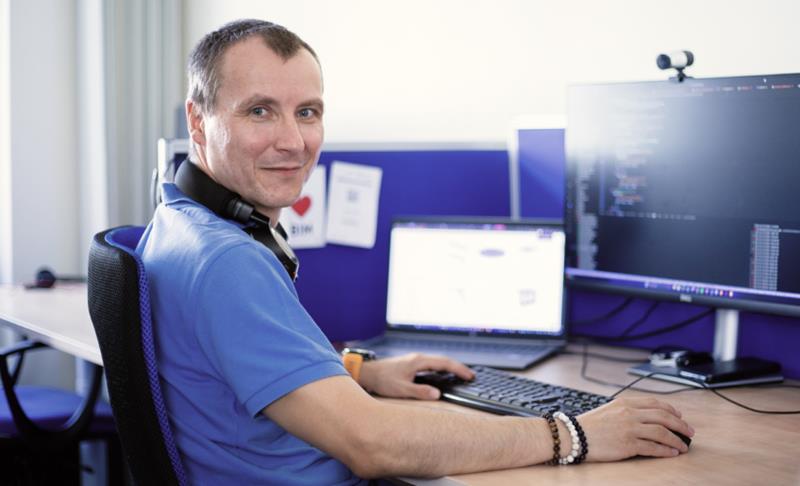 Ritratto di Jaroslav Brož, collaboratore Dlubal, in abbigliamento professionale.