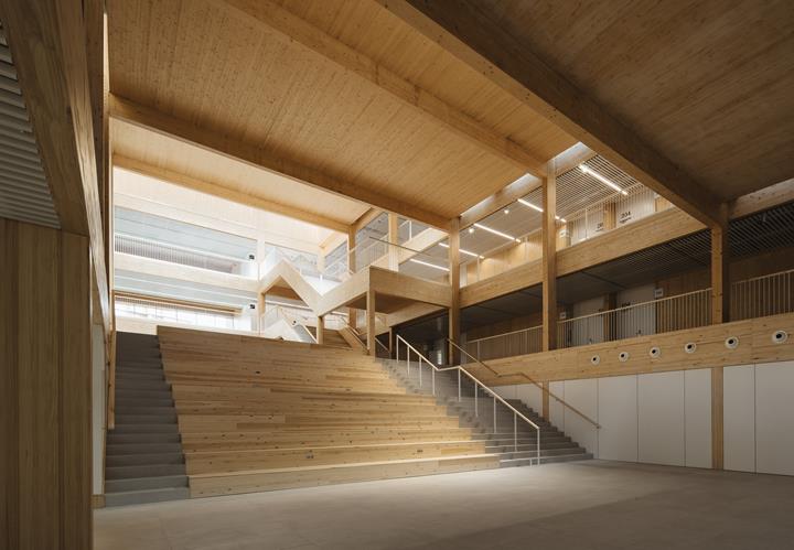 Vista della struttura in legno nel edificio dell'UPNA