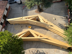 Travi in legno a ginocchio posizionate per installazione in cantiere