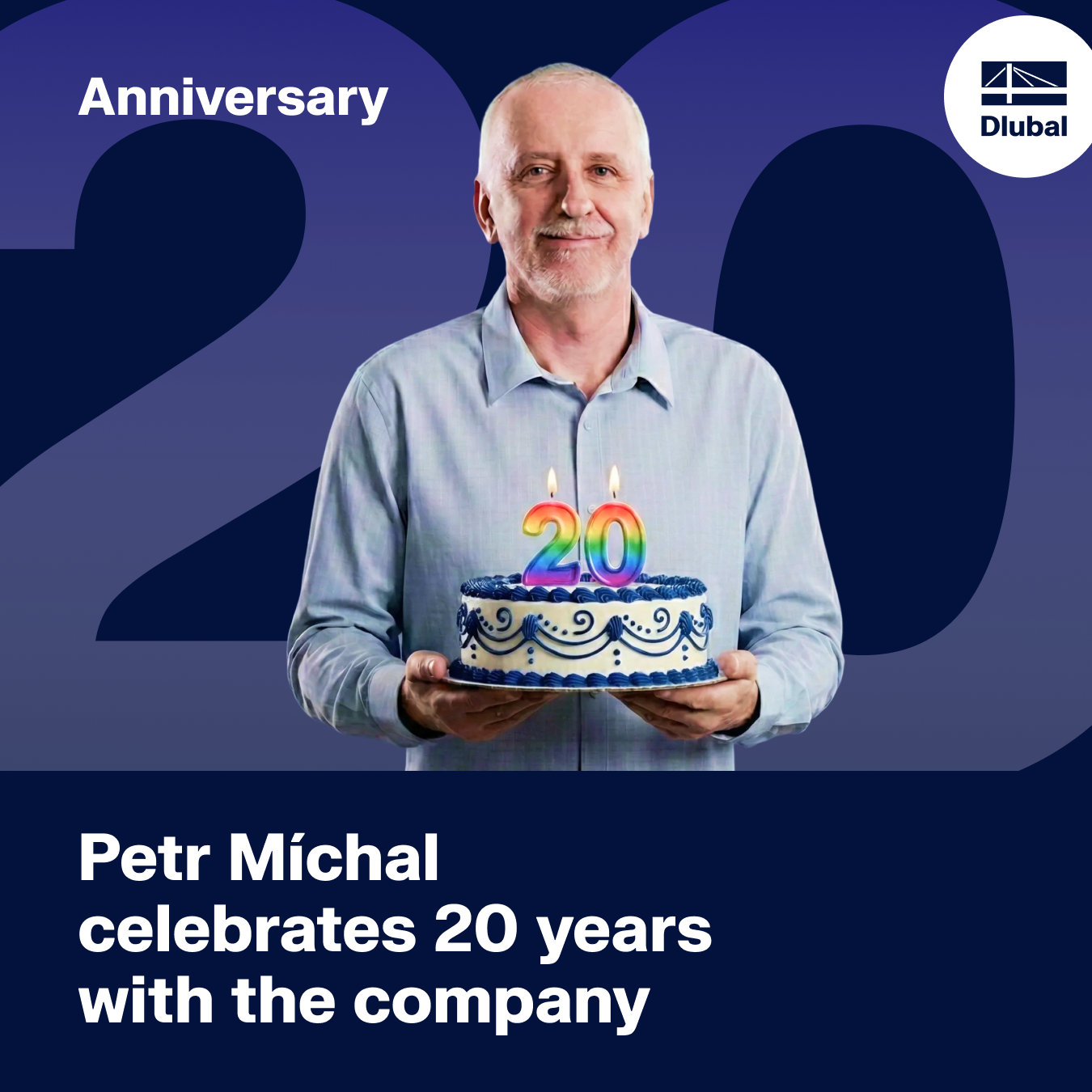 Dipendente con una torta con candele con il numero 20 per celebrare i 20 anni presso Dlubal Software.