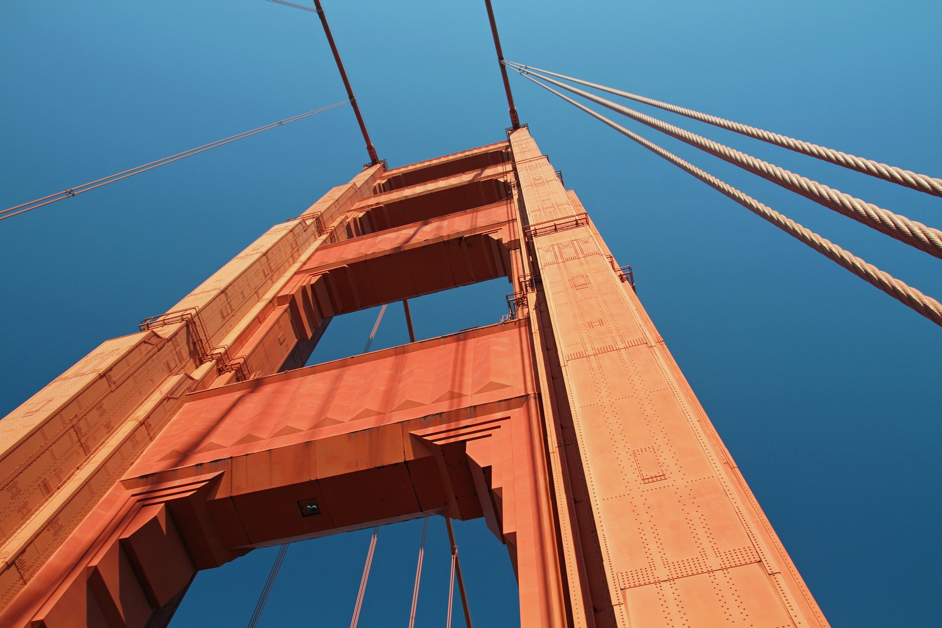 Robusta struttura portante dell'iconico Golden Gate Bridge, un capolavoro di ingegneria