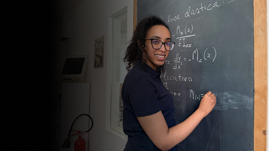 Senet al lavoro nell'ufficio italiano, fotografato mentre svolge attività professionali.