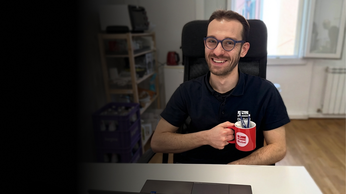 Paride, un dipendente, nel suo ambiente di lavoro presso la sede italiana.