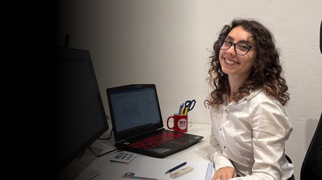 Elisabetta, impiegata nell'ufficio Dlubal in Italia, posa sorridente.