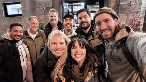 Un gruppo di persone all'aperto si diverte in una giornata di sole durante un evento di team.