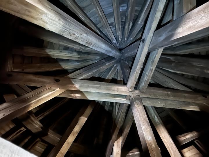 Struttura esistente della copertura con elementi strutturali caratteristici in un'illustrazione tecnica