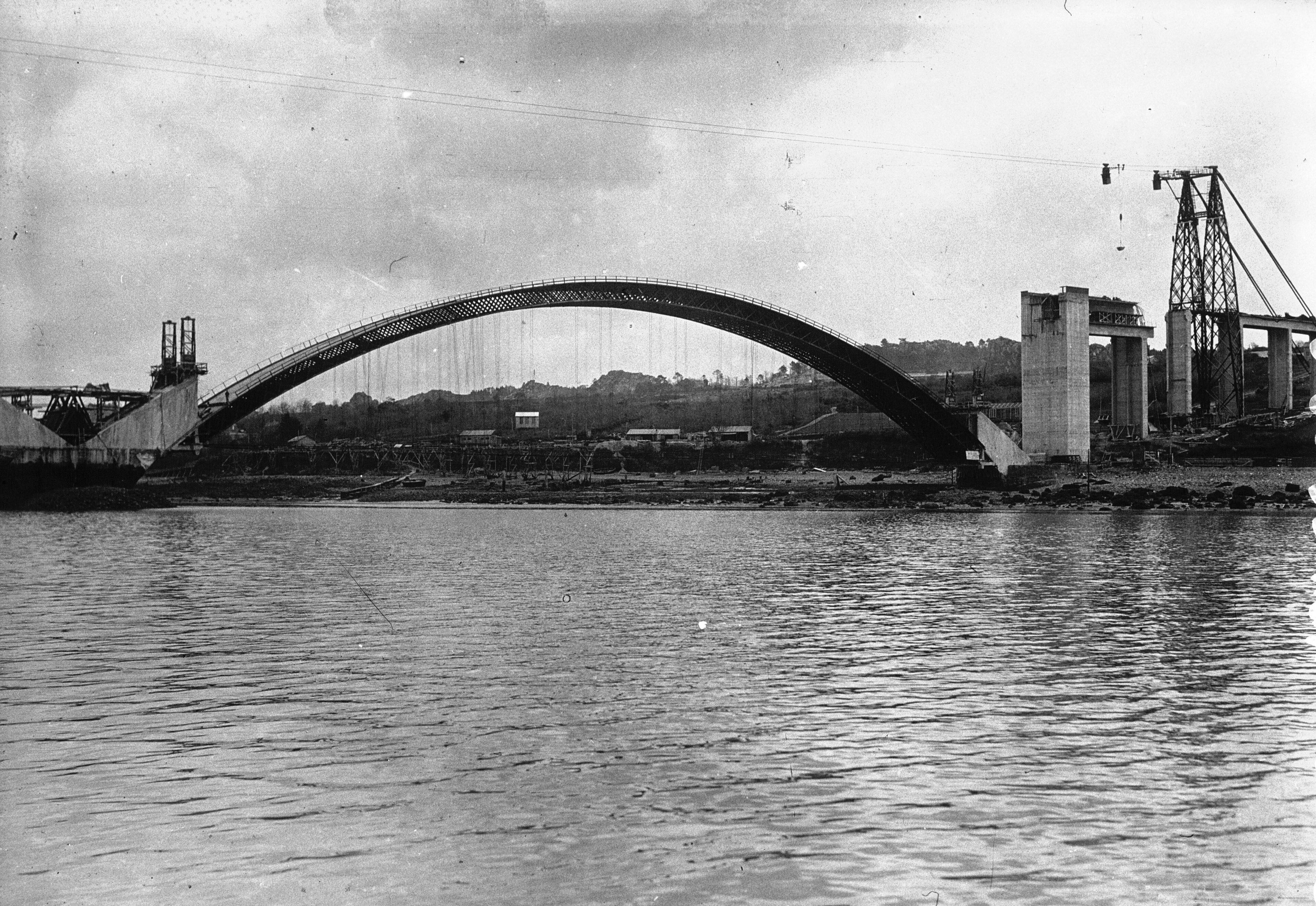 Il ponte in cemento armato di Eugène Freyssinet da Plougastel a Brest in costruzione con centine e gru a cavo.