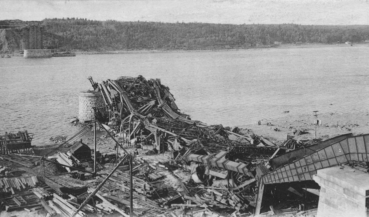 Il ponte di Québec dopo il suo crollo nel 1907 mostra la struttura in macerie e le conseguenze del collasso.