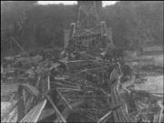 Resti del ponte di Québec dopo il crollo del 1907 con i detriti visibili nel fiume.