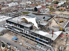 La moderna copertura a membrana a Erevan conferisce innovazione architettonica e funzionalità.