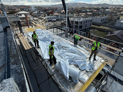 Strutture di copertura a membrana nella fase di montaggio, pronte per l’esercizio.