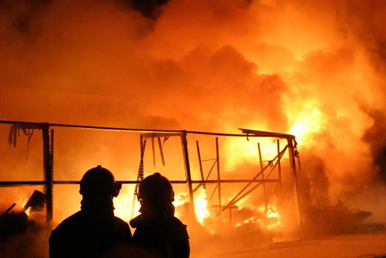 Pericoli di incendio negli edifici, che possono portare alla distruzione totale.