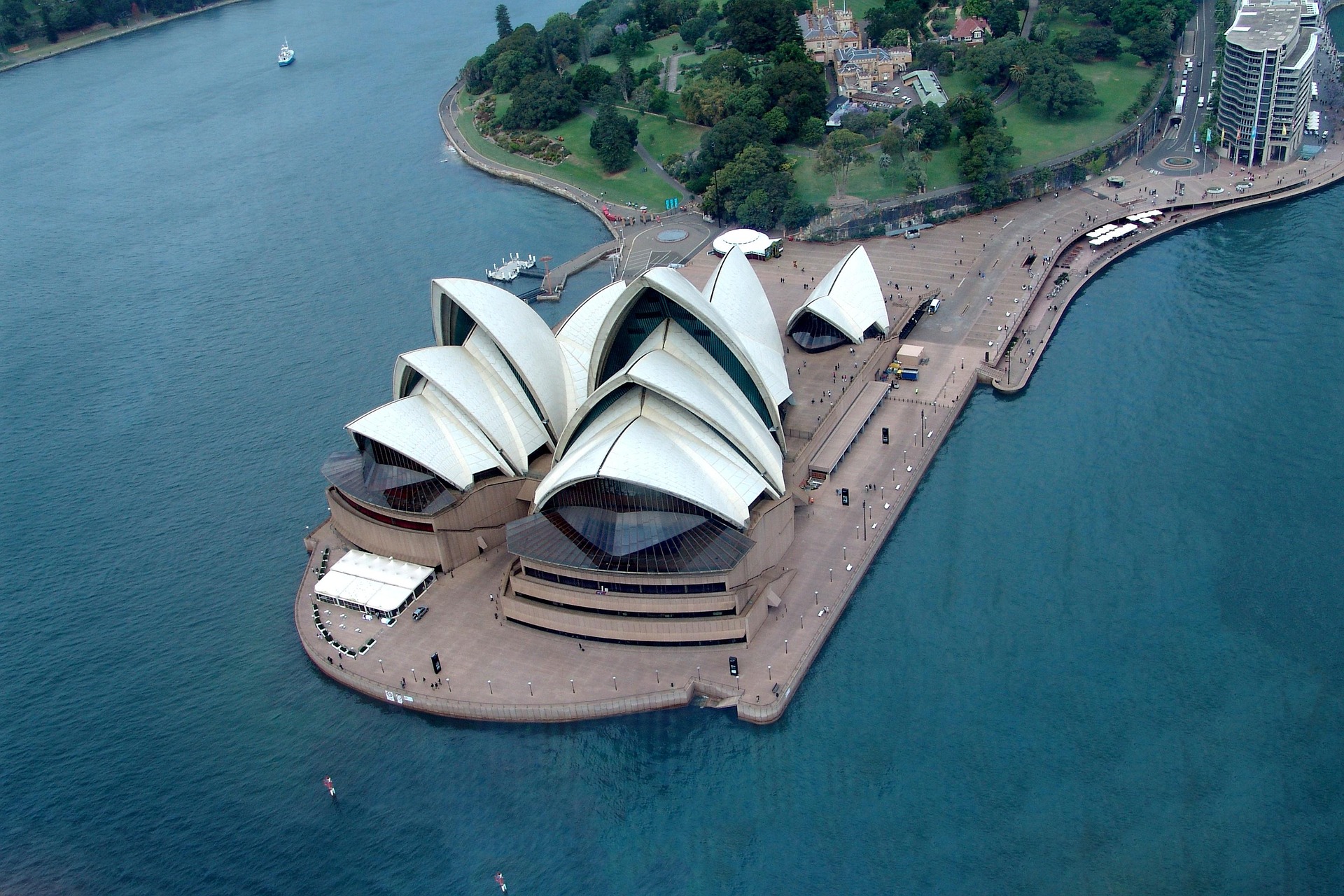 Iconico punto di riferimento architettonico, l'Opera House di Sydney, ripreso dall'alto con un'impressionante Struttura del tetto