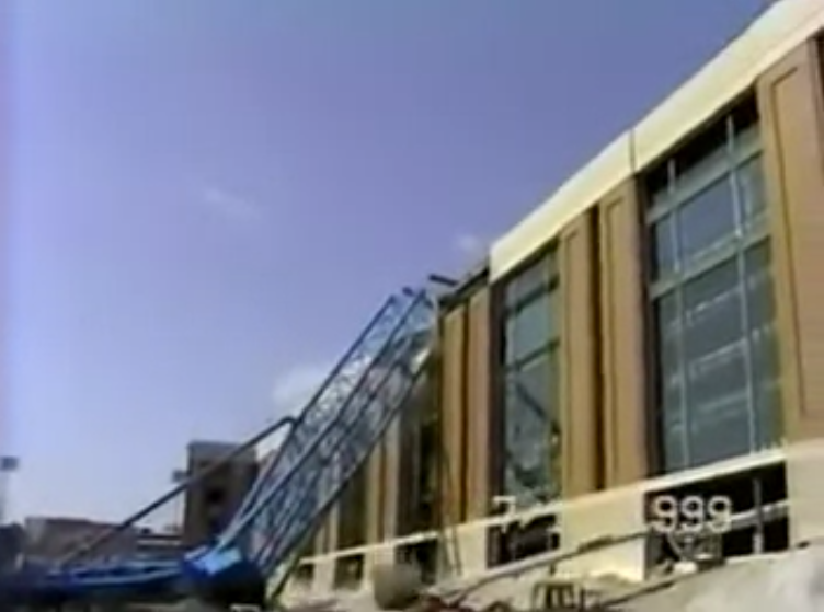 Campo di macerie e resti della gru dopo l'incidente della gru Big Blue nel 1999 in un cantiere.