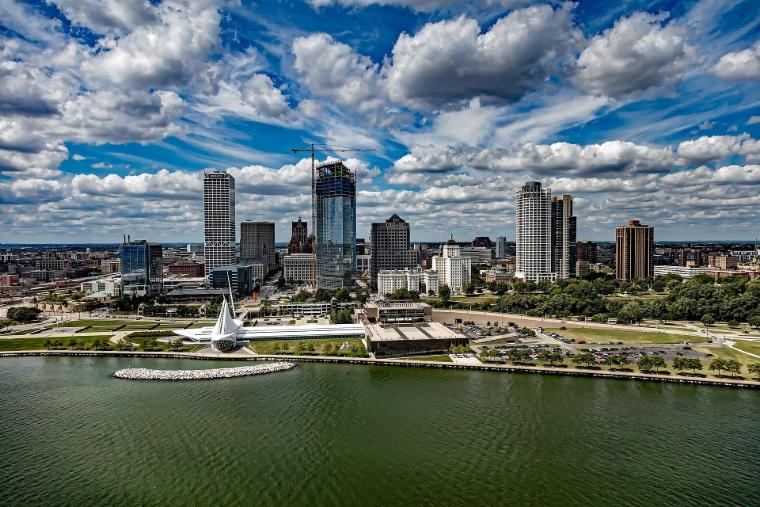 Viste architettoniche di una grande città, Milwaukee USA, con edifici moderni.