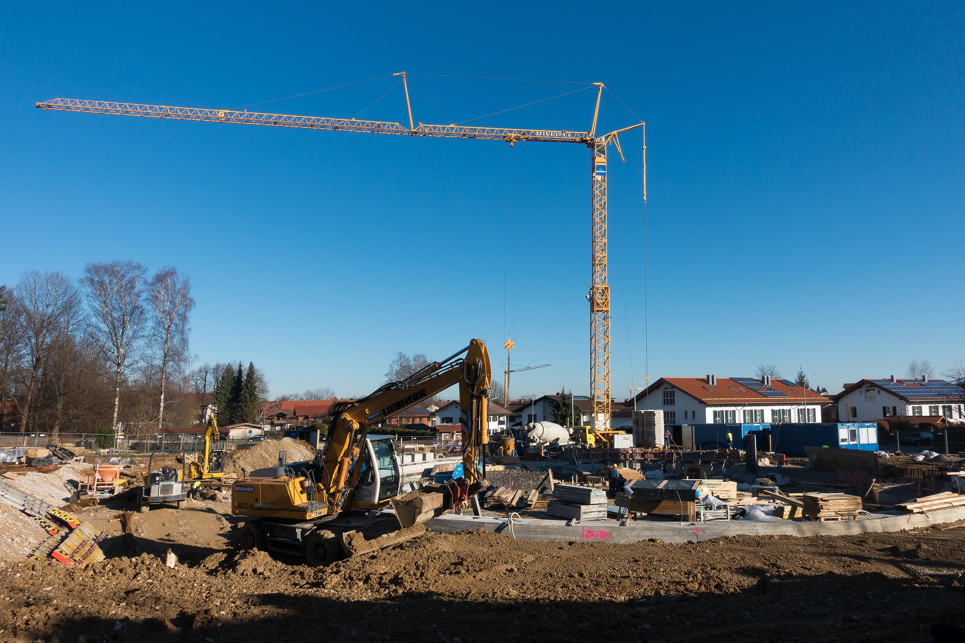 Gru su un grande cantiere, utilizzato per sollevare carichi pesanti.