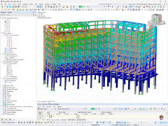 Analisi del carico da vento di una struttura di un edificio multipiano in RFEM con rappresentazione a colori delle deformazioni e tabella dei centri di massa e di rigidezza per ogni piano.