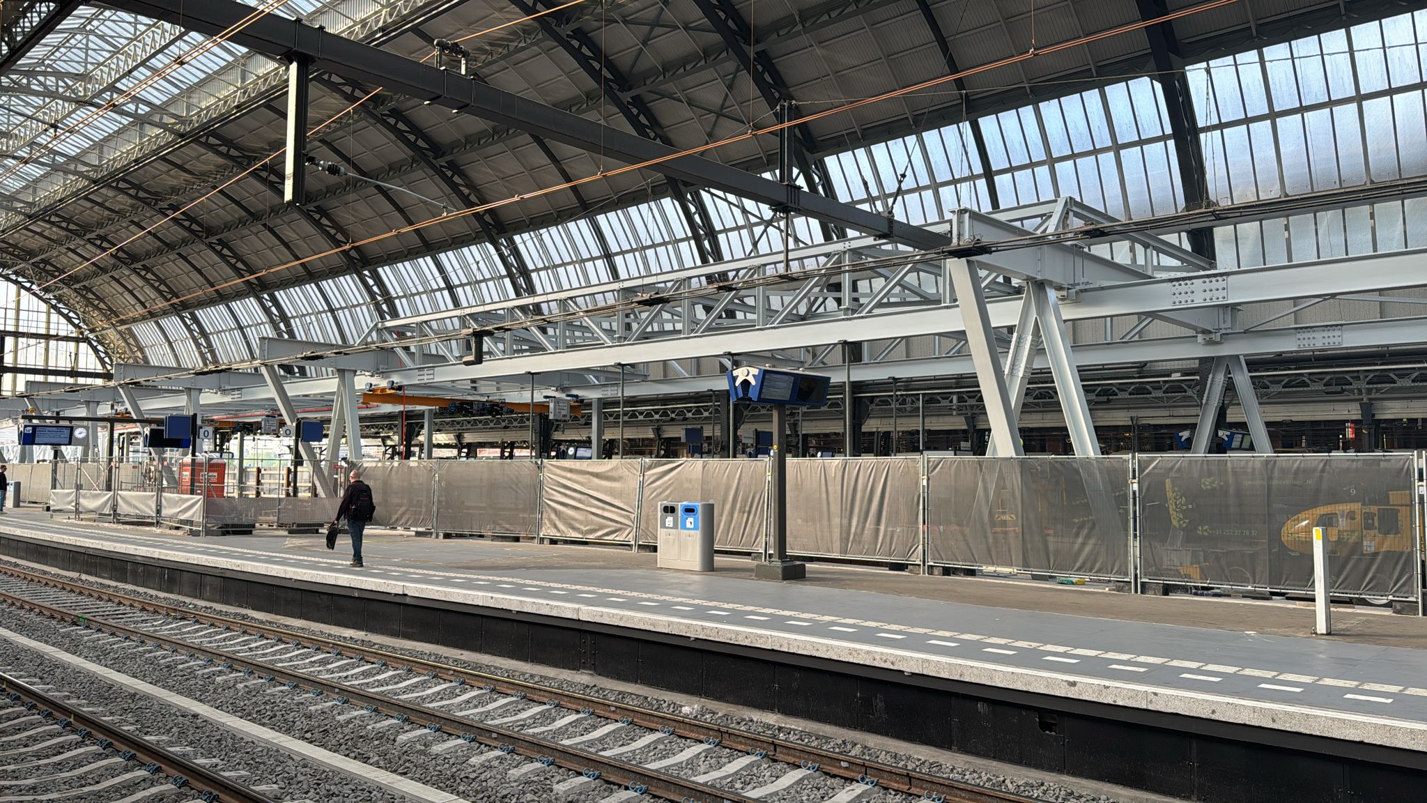 Percorso per carroponte in acciaio sopra un marciapiede alla stazione centrale di Amsterdam