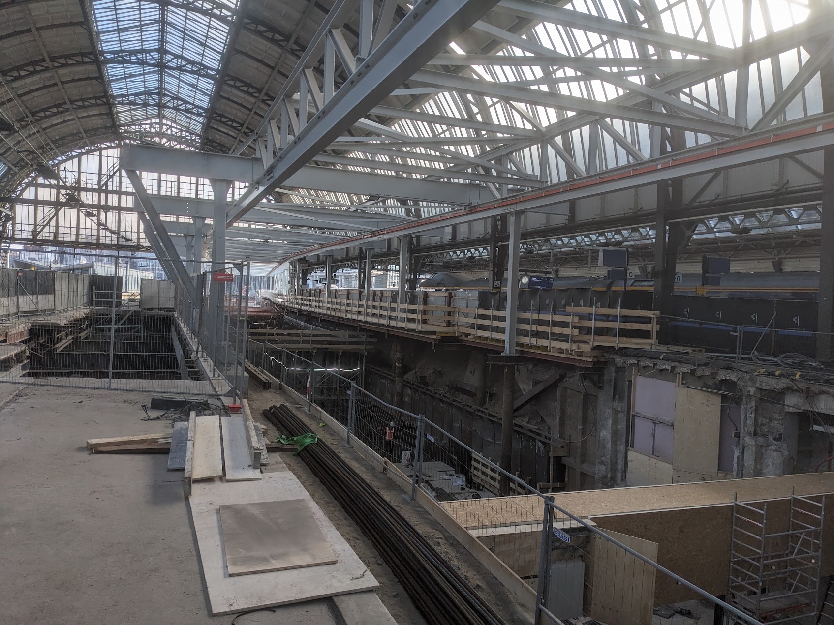 Binario di corsa provvisorio in acciaio nell'area interna della stazione centrale di Amsterdam durante i lavori di costruzione