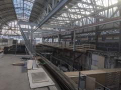 Binario di corsa provvisorio in acciaio nell'area interna della stazione centrale di Amsterdam durante i lavori di costruzione
