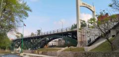 Ponte Molino a Orizaba, Veracruz, con archi in acciaio, travi metalliche e solette piene in calcestruzzo sul fiume
