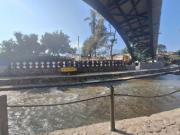 Vista inferiore di un ponte ad arco in acciaio che attraversa il fiume Orizaba a Veracruz, con muro decorato e corso d'acqua