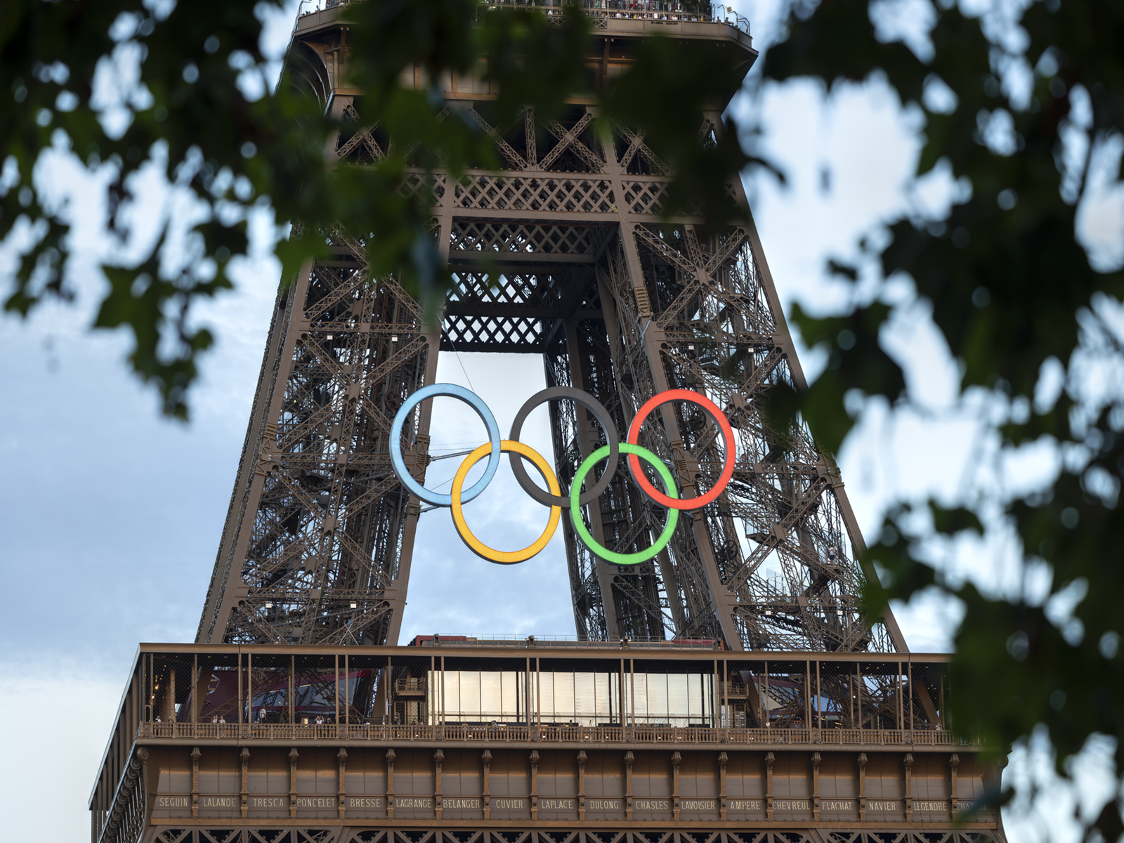 Anelli olimpici davanti alla Torre Eiffel a Parigi