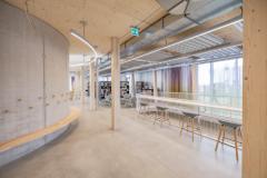 Vista interna dell'edificio residenziale e commerciale © Timber Structures 3.0 AG