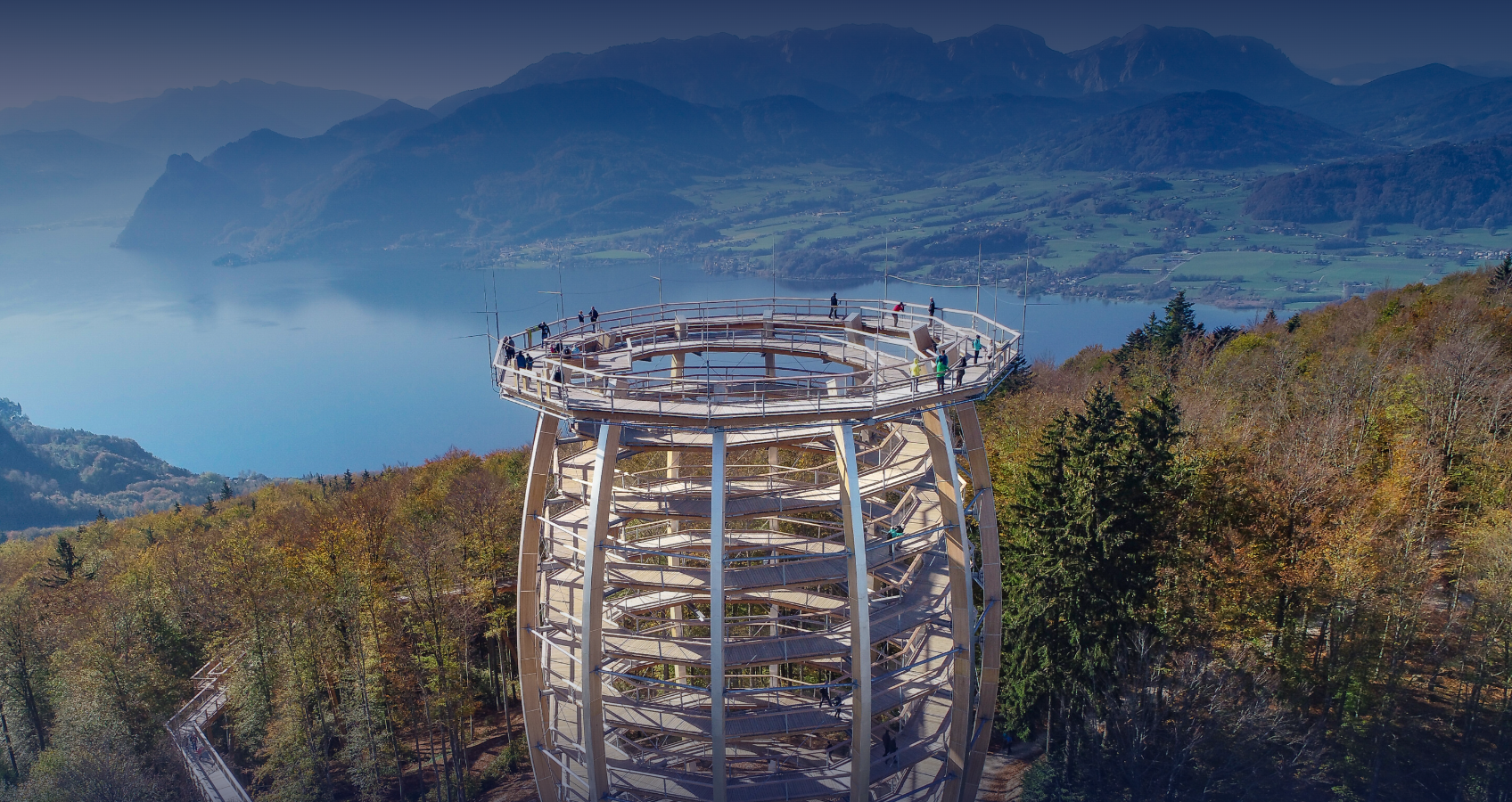 Torre panoramica con cammino tra le cime degli alberi sul Grünberg presso Gmunden, Austria