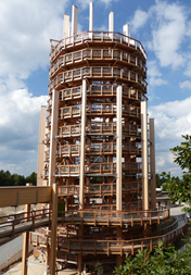 12-stronna wieża widokowa ze ścieżką w koronach drzew po lewej stronie (© Harrer Ingenieure)
