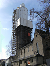 Konstrukcja rusztowania do renowacji wieży w Kerpen, Niemcy