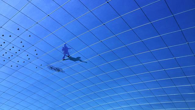 Oberes Seilnetz und ETFE-Folie mit Notentwässerungspunkten (vom Inneren des Kissens aus fotografiert) (© 3dtex)