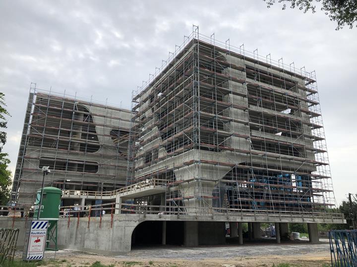 Gebäudeansicht - Rohbaufertigstellung (© künstlin ingenieure)