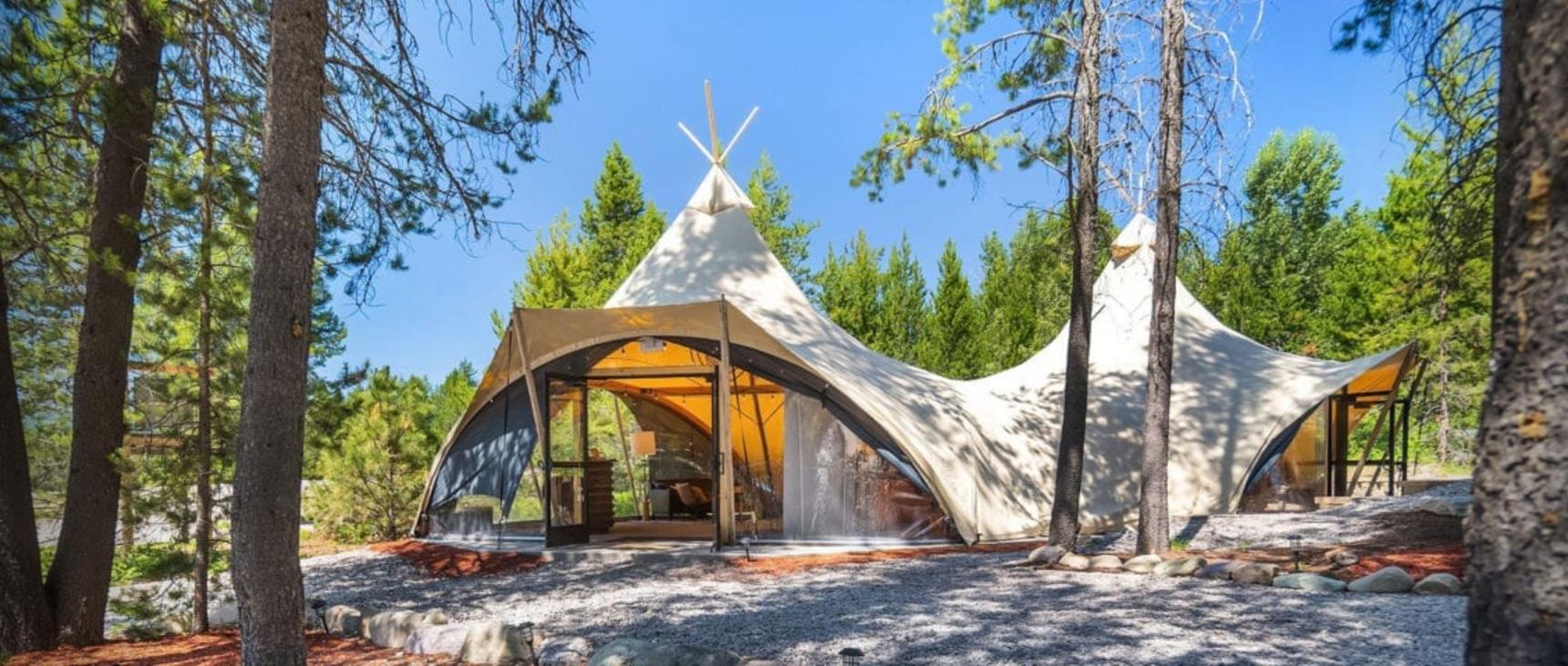 Luksusowy namiot „Four-Season-Arch“ (© Under Canvas)