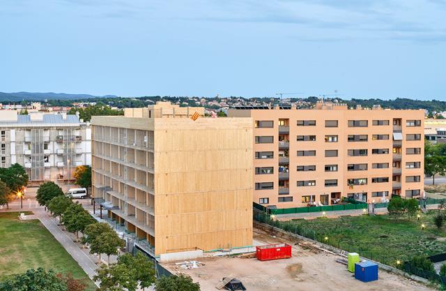 Budynek mieszkalny CLT w Gironie, Hiszpania, w trakcie budowy (© Egoin)