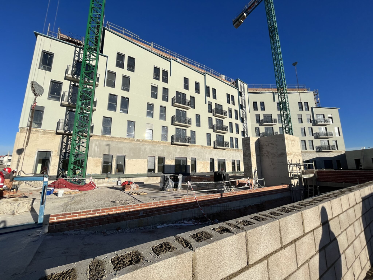 Budynek mieszkalny z przemysłowym systemem szkieletów stalowych w budowie (© AFCA Teccon)