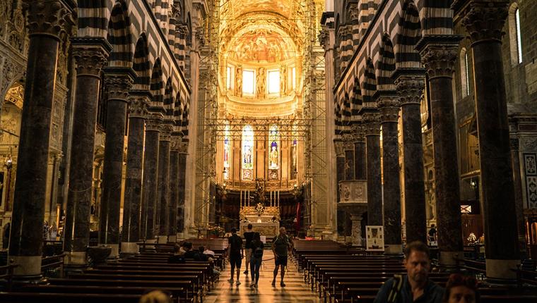 Wnętrze katedry San Lorenzo w Genui, Włochy