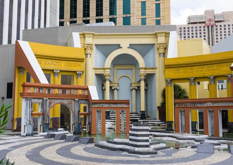 Piazza d'Italia jest jednym z najbardziej znanych budynków ponowoczesnej architektury.